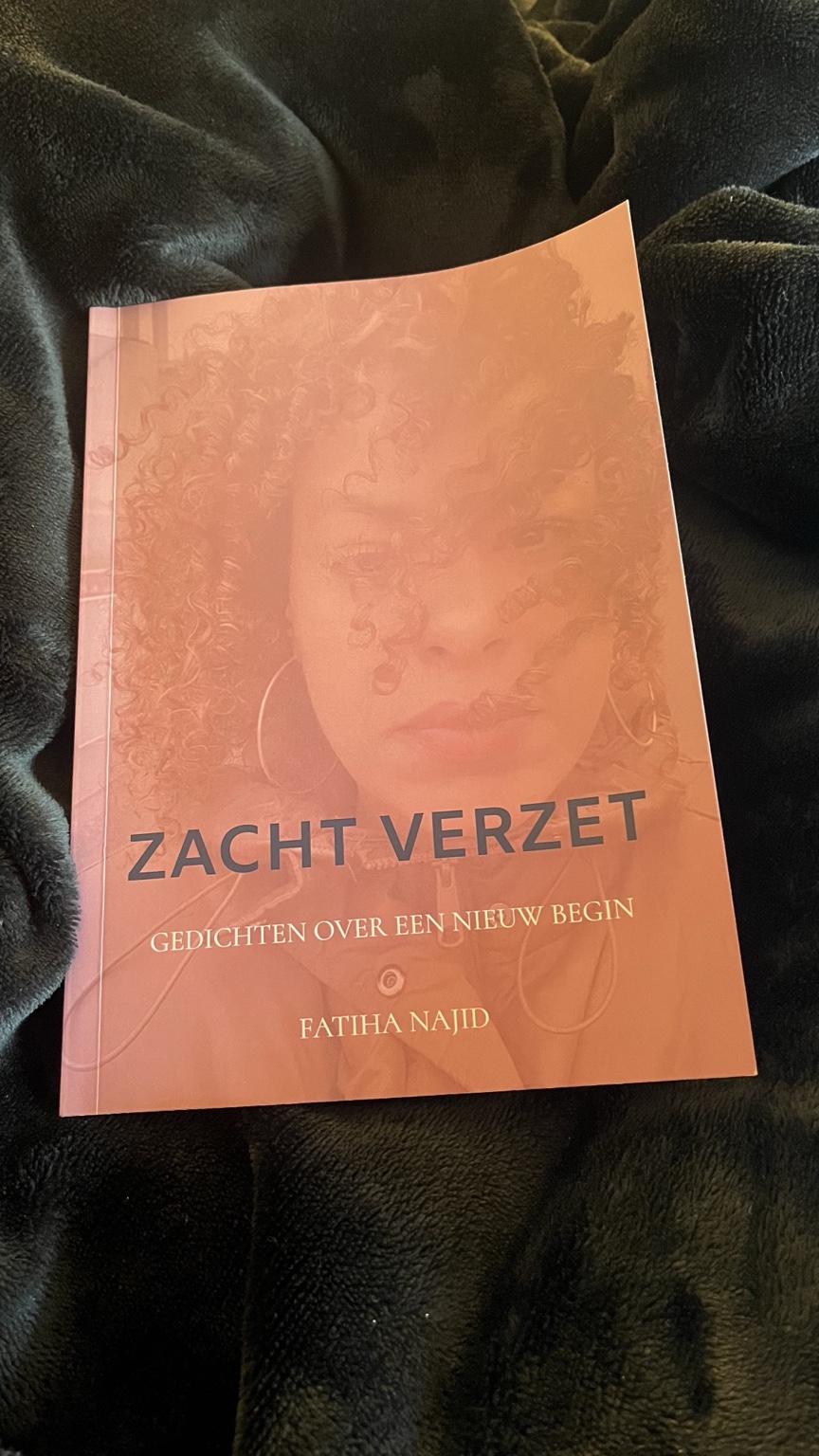 Gedichtenbundel Zacht Verzet van Fatiha Najid op een donkere plaid tijdens persoonlijke boekreview